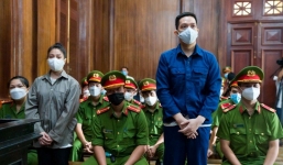 Kinh ngạc trước loạt biểu cảm của dì ghẻ - bố ruột tại phiên tòa xét xử vụ bạo hành con gái đến chết