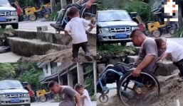 CLIP: Bé trai 2 tuổi dùng đầu đẩy xe lăn cho bố bị bại liệt, hành động hiểu chuyện khiến ai nấy rưng rưng