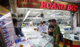 Toàn cảnh vụ nổ súng cướp tiệm vàng: Nghi phạm là cán bộ trại giam, CA đề nghị những người 'hôi của' trả lại vàng