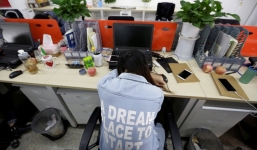 Tranh cãi: Người thân đang hấp hối, cô gái xin nghỉ nhưng bị công ty bắt chẹt đủ đường