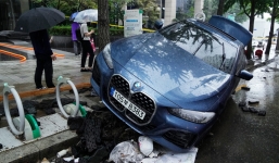 Chùm ảnh: Xót xa loạt xe sang ‘tan tác’ trên phố Seoul như bãi sắt vụn, còn lại gì sau thảm họa?