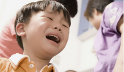 Tranh cãi vụ mẹ xé toàn bộ giấy khen trước mặt con vì con làm bài bị điểm kém, giải thích sau đó còn sốc hơn