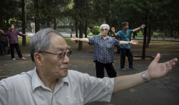 Thích gái trẻ, cụ ông bỏ nhà ra đi cùng số tiền khủng, tình trạng sau đó gây bất ngờ