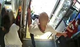 CLIP: Nam thanh niên thẳng chân đạp cụ bà bán ve chai ngã sõng soài, lý do khiến CDM căm phẫn 