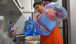 Khốn khổ cảnh người dân đội mưa, xuyên đêm hứng nước sạch: Bao giờ Hà Nội có nước?