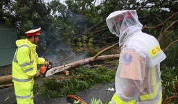 CHÙM ẢNH miền Trung sau cơn bão lịch sử: Tan hoang, người dân kiên cường chống chọi, ruột thịt ơi cố lên!