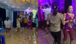 Clip đám cưới mùa lũ tại Nghệ An: Bà con nhảy cực sung, ướt quần áo nhưng không ướt nổi tinh thần chị em