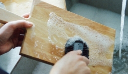 Cách vệ sinh thớt gỗ để khử mùi tanh