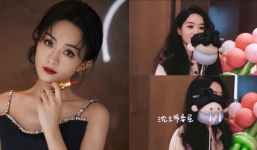 Triệu Lệ Dĩnh tung loạt ảnh 'sống ảo' cùng đoàn phim, dân tình soi ra biểu cảm 'lạ lắm'