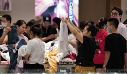 Đại tiệc mua sắm Black Friday: Trung tâm thương mại quá tải, người dân trắng đêm 'tậu' đồ mới