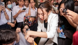 Video: Thùy Tiên 'thất thủ' khi bị đám đông bao vây, thái độ nàng hậu thế nào?