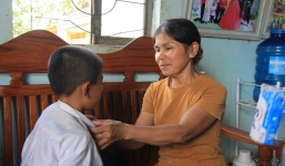 Hoàn cảnh đáng thương của hai cháu bé bị cha mẹ tâm thần nhiều lần nhốt trong nhà