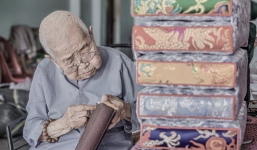 Nghệ nhân cuối cùng làm gối tựa cung đình Huế qua đời