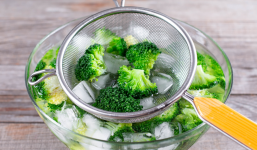 Luộc rau có gây mất chất, loại rau chứa chất độc phải chần, tác hại dùng nước luộc rau: Chuyên gia chỉ rõ 