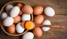 Rẻ không mua cho không lấy: Ra chợ né trứng gà có dấu hiệu này, không ngon còn hại sức khỏe