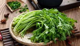 Rau cải cúc bán đầy ngoài chợ, nhưng người này không nên động đũa kẻo sức khỏe gặp nguy