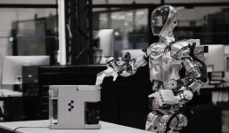 Xuất hiện bảo mẫu bằng robot, xem cách hoạt động ai nấy đều 'hú hồn': Đỉnh cỡ này rồi sao!