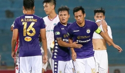 Văn Quyết phản ứng bất ngờ khi bị Trọng Đại sút bóng trúng ngực
