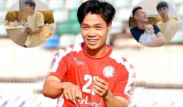 Công Phượng và Huy Toàn được ghép là 'gia đình hạnh phúc' vì hành động bế con trai hài hước