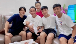 Dàn sao HAGL tới thăm nhà Văn Đức sau nỗi buồn thua SLNA