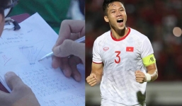 Quế Ngọc Hải bất ngờ với cậu học sinh đem điểm 10 đến xin chữ ký