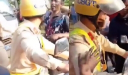 Clip: CSGT Sơn La bị các thanh niên trét bùn vào mặt và áo