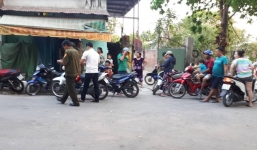 Mẹ tá hỏa không thấy con gái 20 ngày tuổi sau khi từ nhà tắm ra, phát hiện số tiền lạ trong phòng