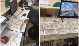 Người chồng mang cả núi tiền lẻ đi mua điện thoại 23 triệu tặng vợ ngày 8/3