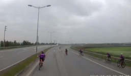 Nhóm 'phượt' hàng chục người điều khiển xe đạp phóng ào ào trên cao tốc