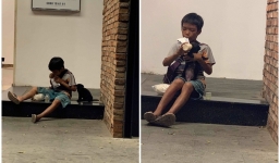 Xúc động hình ảnh cậu bé chia đôi gói sữa, ngồi trên vỉa hè bón cho chú chó nhỏ 