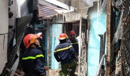 Hai căn nhà bị 'bà hỏa' thiêu rụi trong tích tắc, gia chủ khóc ngất