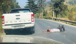 Nam thanh niên dừng xe giữa đường rồi có hành động lạ khiến các tài xế đi qua giật mình thon thót