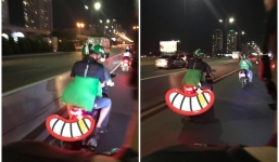 Khách nam ôm chặt tài xế Grab còn cột áo cho gần nhau hơn và câu chuyện phía sau khiến ai cũng ngã ngửa