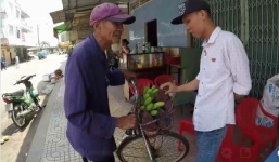 Cụ ông U90 miệt mài đạp xe mỗi ngày 20km, chở chuối đi bán kiếm tiền nuôi vợ 70 tuổi