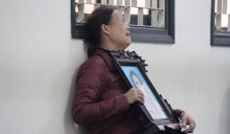 Phiên xét xử ca sĩ Châu Việt Cường: Mẹ nạn nhân mang di ảnh con yêu cầu bị cáo đền tội