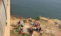 Tá hỏa phát hiện thi thể nữ sinh 2000 nổi trên sông, nghi tự tử vì tình