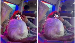 Cụ ông bị chụp trộm trên xe giường nằm nhưng thứ dân mạng để ý lại là màn hình điện thoại