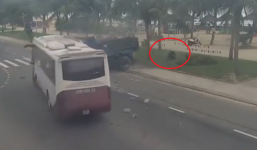 Clip: Cận cảnh pha quay đầu xe thiếu quan sát của chiếc xe khách dẫn đến tai nạn liên hoàn tại Đà Nẵng