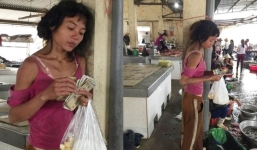 Cô gái tâm thần xinh đẹp lang thang giữa chợ, dân mạng phải thốt lên 'hồng nhan bạc phận'