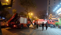 Hà Nội: Giải cứu người đàn ông nước ngoài leo lên nóc nhà cố thủ, có dấu hiệu bất thường