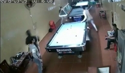 Yên Bái: Nhóm côn đồ dùng hung khí chém gần đứt tay con nợ tại quán bi-a