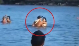 Cặp đôi ngang nhiên làm 'chuyện người lớn' khi đang tắm biển trước sự chứng kiến của hàng chục người