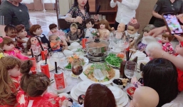 Dân mạng xôn xao hình ảnh 10 thanh niên ôm búp bê KumaThong đến dự đám cưới