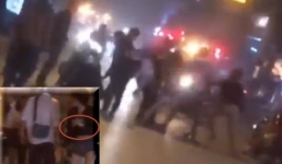 Đoàn người ăn mừng U23 Việt Nam lao vào đánh hội đồng nam thanh niên hành hung bạn gái