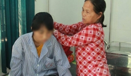 Người thân nữ sinh bị đánh hội đồng ngất gục, phát điên khi thấy clip bạo hành của cháu