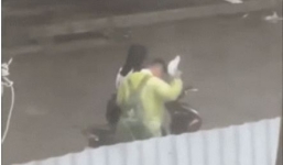 Hoảng hồn nam thanh niên dùng mũ bảo hiểm tự đập đôm đốp vào đầu trước mặt bạn gái