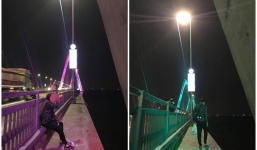 Thanh niên giải quyết thất tình theo cách cực văn minh: Lên cầu ăn bim bim, uống nước ngọt