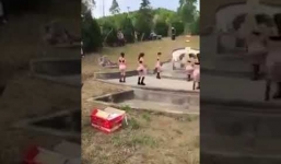 Clip: Sốc khi gia chủ thuê dàn nữ vũ công nhảy múa, uốn éo trước mộ người thân