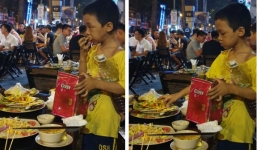 Xót xa hình ảnh cậu bé bán rong nhặt nhạnh chút đồ thừa trên bàn ăn lấp đầy bụng đói 