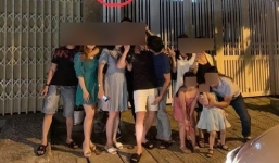 Người dân kéo đến trước nhà cựu Viện phó VKS sàm sỡ bé gái trong thang máy để chụp ảnh